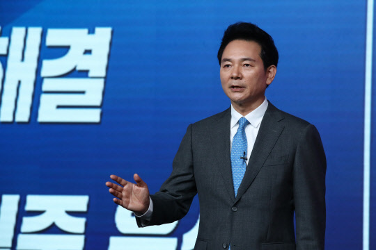 장성민 이사장이 지난 7일 서울 강서구 ASSA빌딩 방송스튜디오에서 열린 국민의힘 대선 경선 후보 '체인지 대한민국, 3대 약속' 발표회에서 공약을 발표하고 있다. 국회사진기자단=연합뉴스